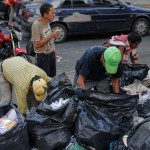 Venezolanos buscan comida en la basura