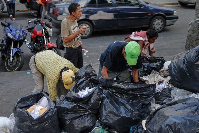 Venezolanos buscan comida en la basura